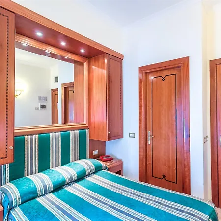Szálloda Raeli Floridia 3*